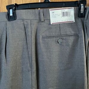 Size 38 Lois Raphael 100% wool pants.